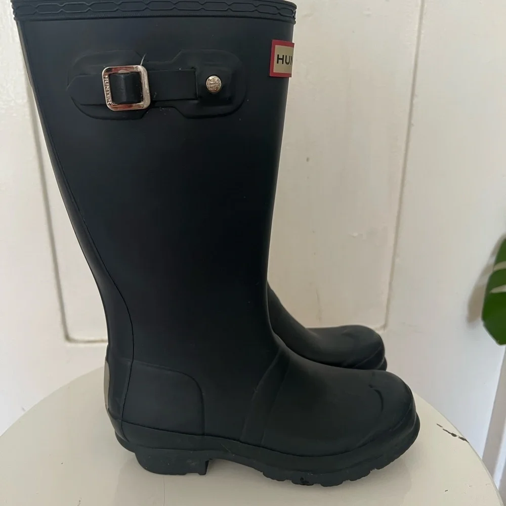 Kids navy blue hunter rain boots. Size 2/3. Good condition.